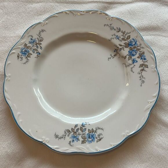 Sterling Colonial Plate 9 3/4 Inches Round White Blue Roses & Trim Scallop Edge - Picture 6 of 7